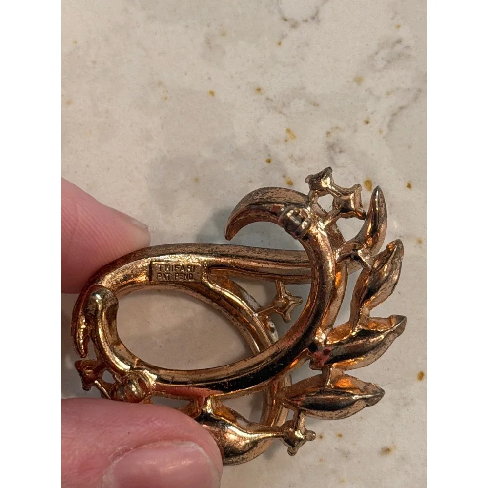 VTG TRIFARI BROOCH 1950s ABSTRACT PAISLEY CLEAR GEMS GOLD DESIGNER NO PIN - Picture 3 of 4